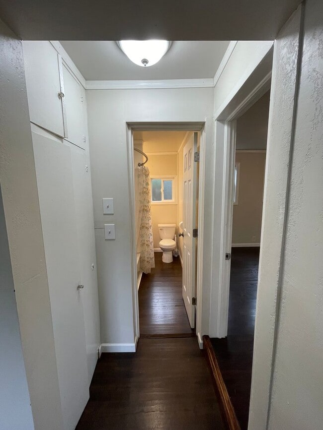 Building Photo - 2bdrm, 2 bath, located just minutes from d...
