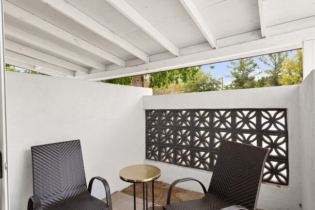 Building Photo - Charming 1 Bed Garden Apartment in Serene ...