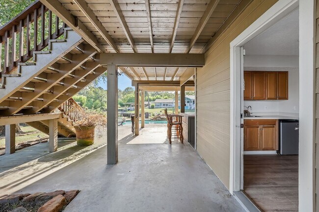 Building Photo - 140 Elm Dr