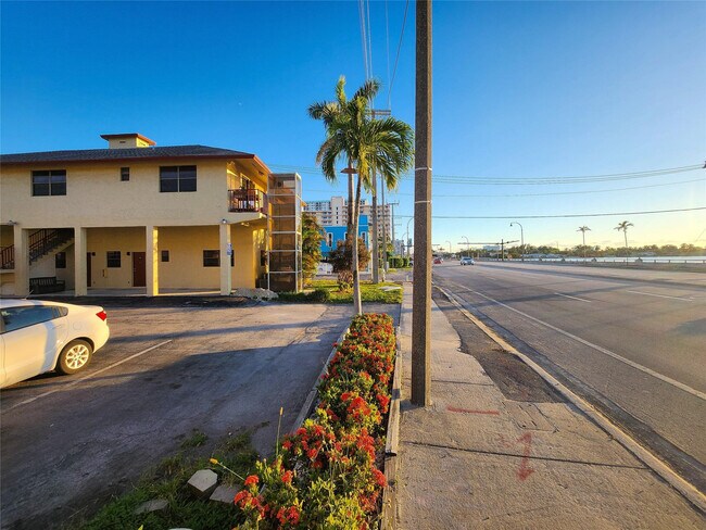 Building Photo - 513 S Ocean Dr