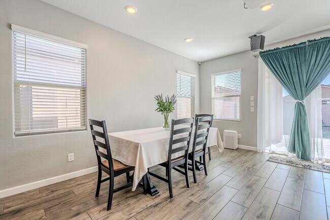 Building Photo - 9935 E Thornbush Ave