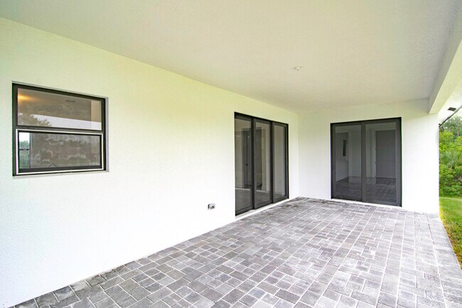 Building Photo - 15633 Lakeland Cir