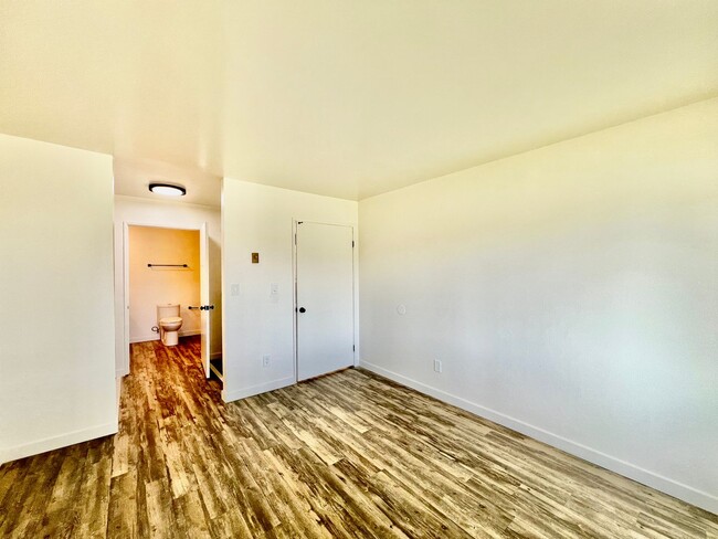 Building Photo - Stunning 2B/2BA condo w/ Washer/Dryer in C...