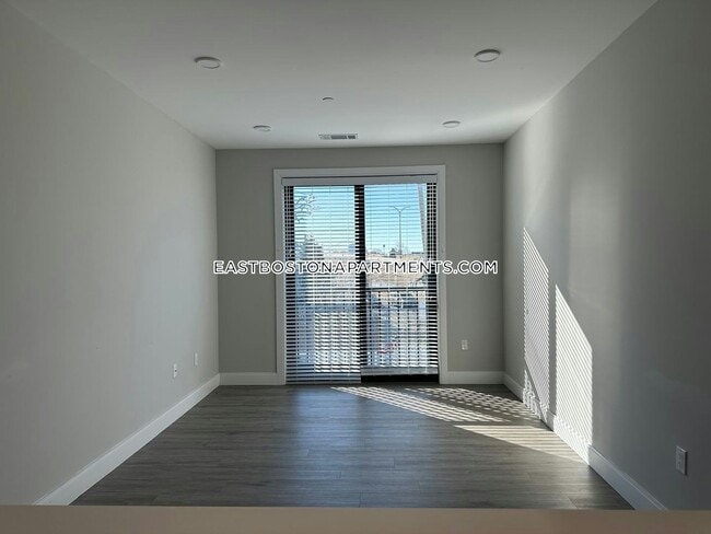 Building Photo - 656 Saratoga St