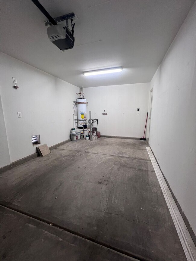 Building Photo - MOVE IN TODAY! 3 bed 2.5 bath home in the ...
