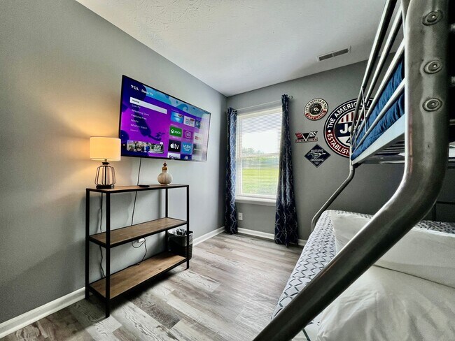 Building Photo - 3 bedroom home w/ privately fenced yard + hot tub.