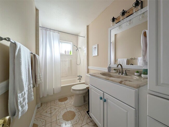 Building Photo - 3215 Royal Oaks Dr