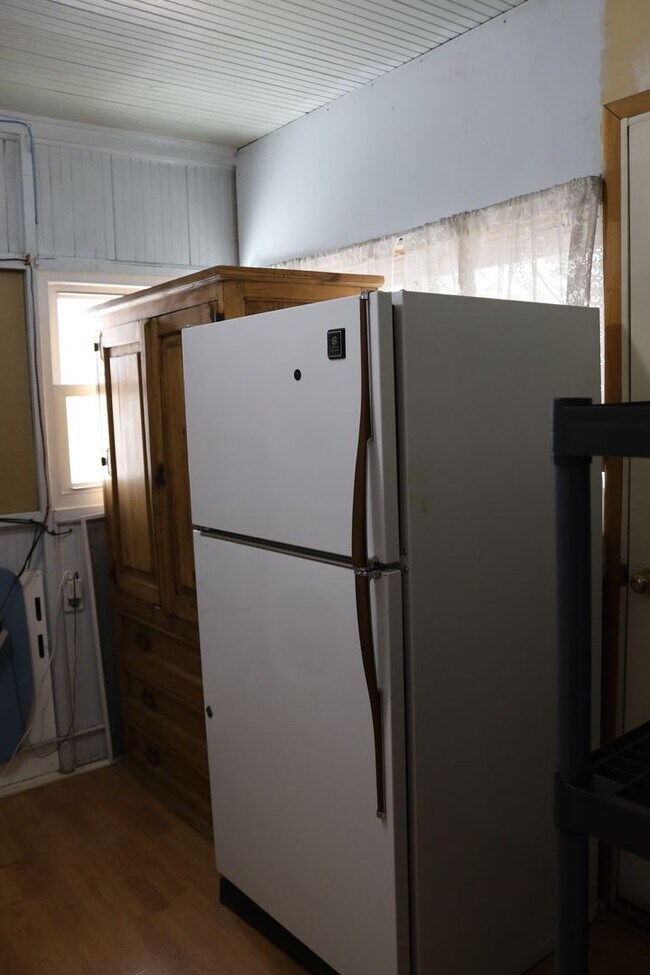 Building Photo - 6 bedroom 2 bath home