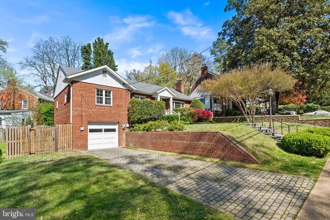 Building Photo - 2718 S June St