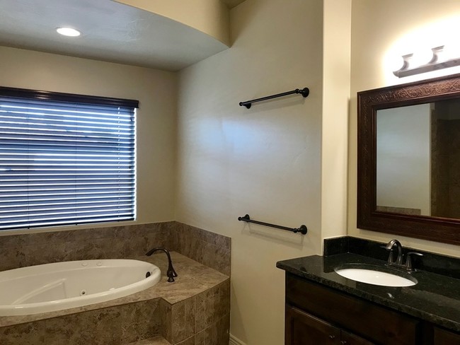 Building Photo - **Beautiful Little Valley Home**