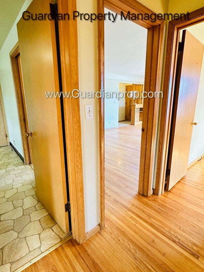 Building Photo - Spacious Richfield Side by Side, Renovated...