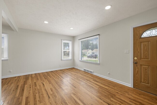 Building Photo - Cozy 3-Bedroom Ranch with Garage in Charmi...