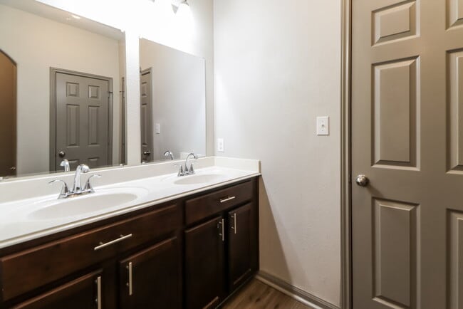 Building Photo - 420 Sapphire Ln