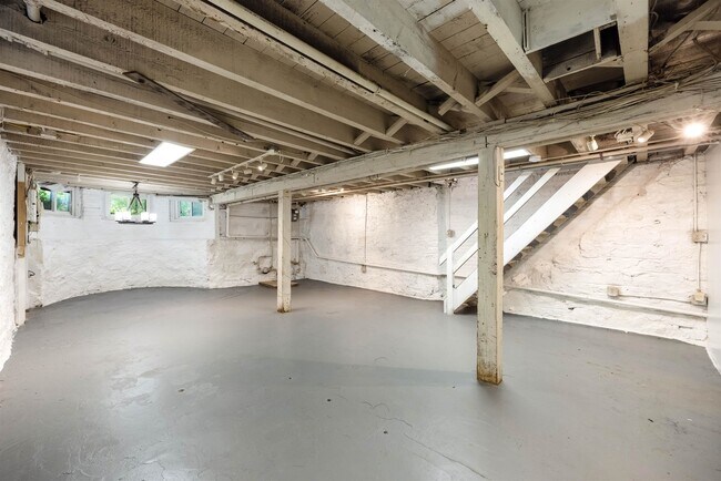 Building Photo - 258 Woodlawn Ave