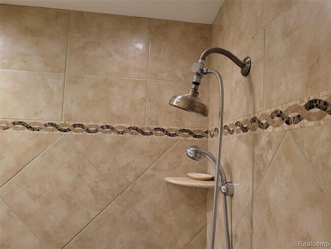 Building Photo - 18311 Norwich Rd