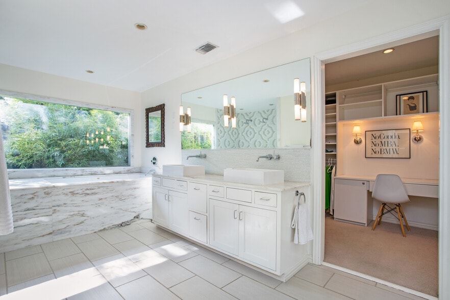 Main bathroom - 4641 Belclaire Ave