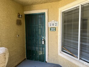 Building Photo - Cute 2 Bedroom Upstairs Unit