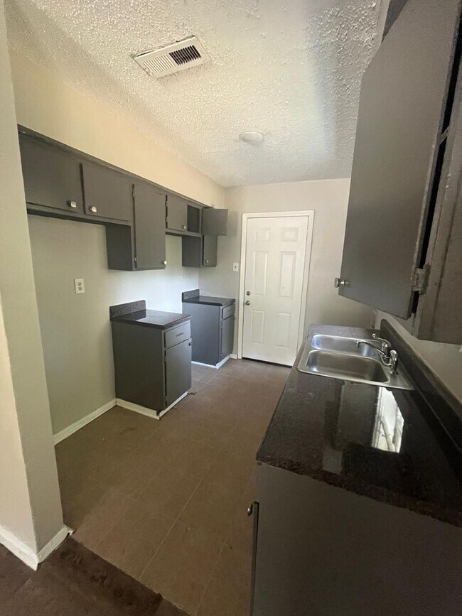 Building Photo - Nice quite neighborhood