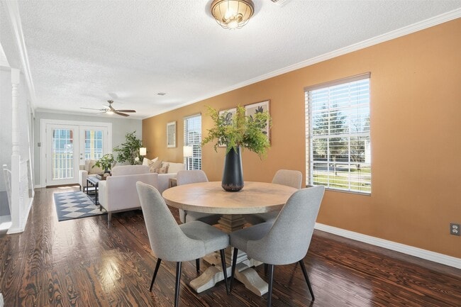 Building Photo - 818 Cedar Rd