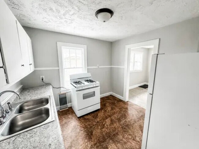 Building Photo - 2 bedroom 1 bath home