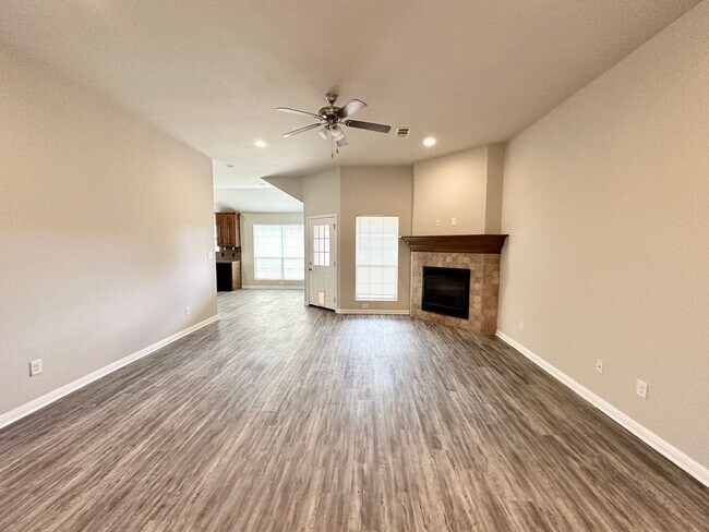 Building Photo - Charming home in Midway ISD.
