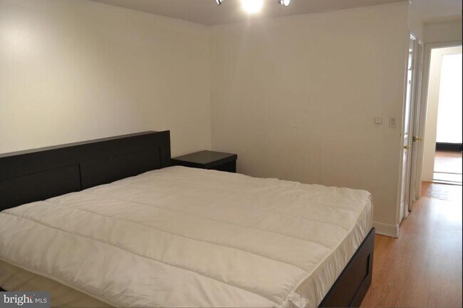 Building Photo - 1226 W Cross St