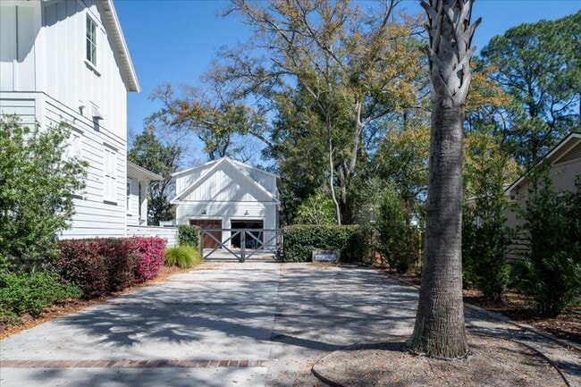 Building Photo - Fully Furnished Home In The Groves