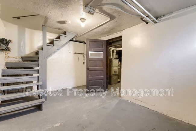 Building Photo - 527 E 6th Ave