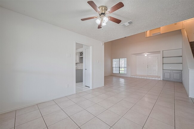 Building Photo - 2107 Creekshire Dr