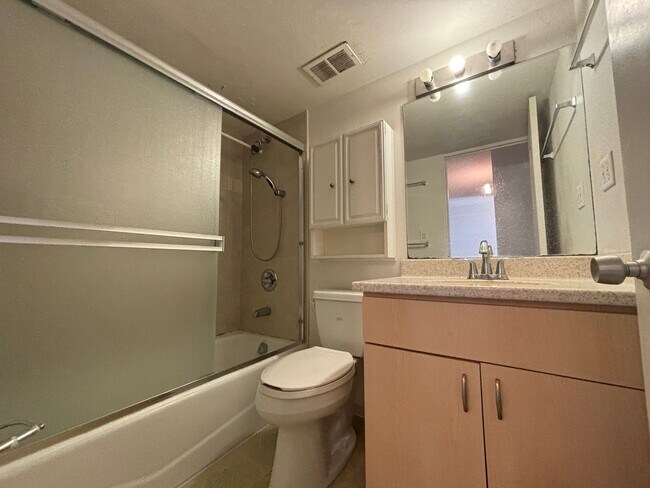 Building Photo - Pet Friendly 2 bedroom 1 bathroom Condo For Rent - Near Ala Moana, Don Quijote, Walmart, Sam's Club
