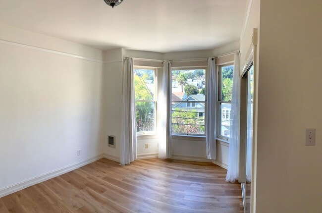 Building Photo - UPDATED BRIGHT 2BR/1BA  Top Floor Noe Vall...