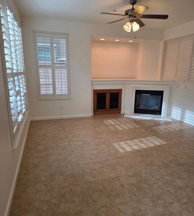 Building Photo - Beautiful townhouse in South Reno