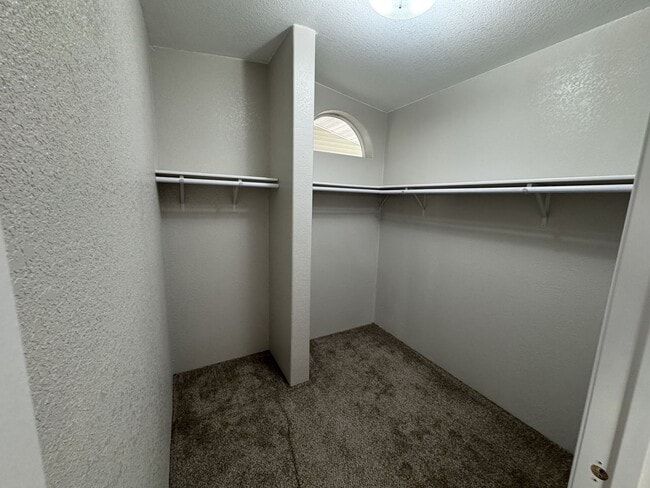 Building Photo - Riverfront 3BD/2BA Home