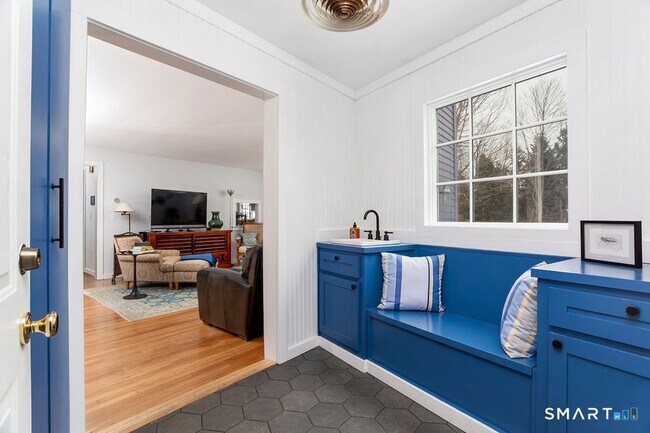 Building Photo - 5 Tall Trees Dr