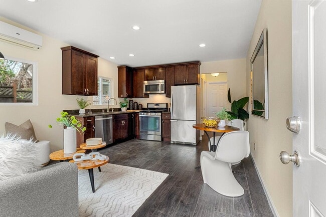 Building Photo - "Charming 1-Bedroom Apartment in the Heart of Bronx – Your Perfect Urban Retreat!"