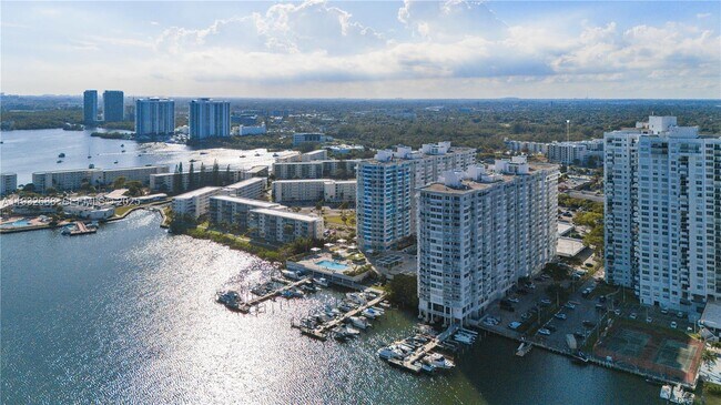 Building Photo - 18051 Biscayne Blvd