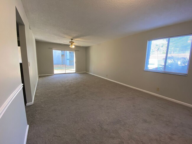 Building Photo - MOVE IN READY (PET FRIENDLY)