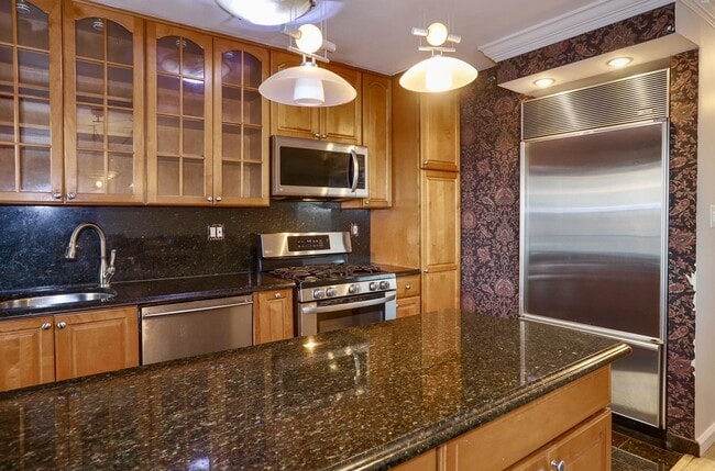 Building Photo - 225 St Pauls Ave