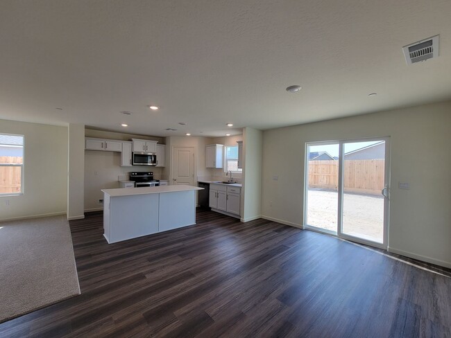 Building Photo - Brand New Home