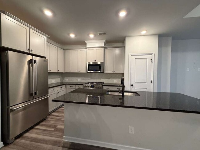 Building Photo - 2029 Statesville Ave