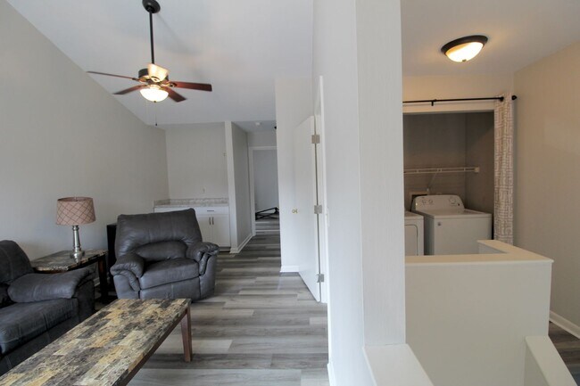Building Photo - 1420 Bradley Dr