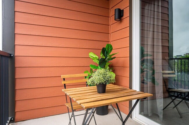 Building Photo - 525 Parkway Dr NE