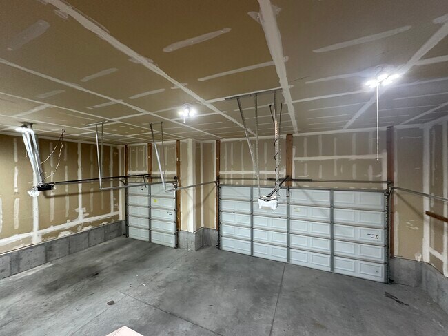 Building Photo - Wyatt Earp Ave - Single Family HOme
