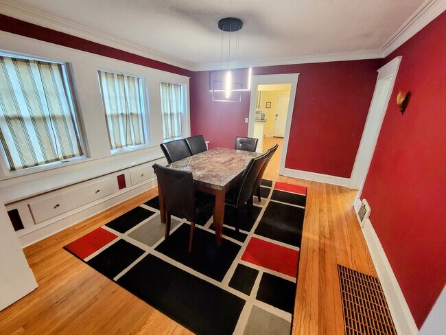 Building Photo - 5830 Holmes St