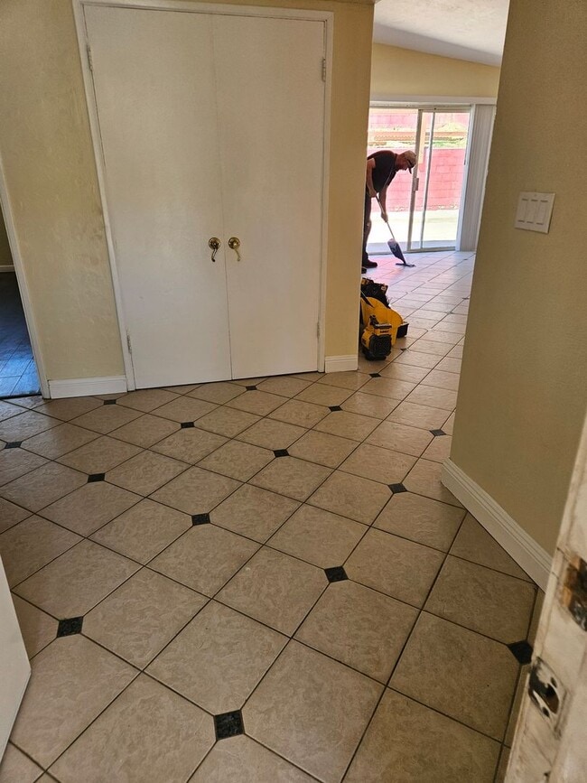 Building Photo - Large 3 Bedroom 2 Bath House