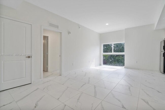 Building Photo - 420 SW 7th Ave