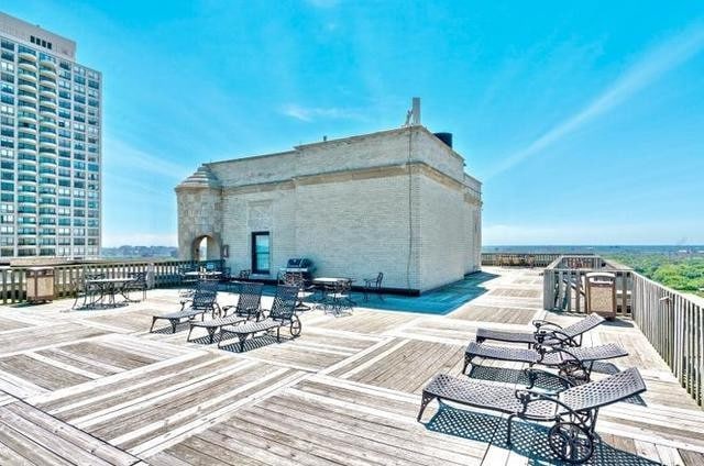 Sundeck - 2000 N Lincoln Park W