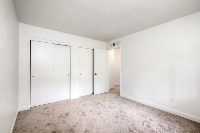 Building Photo - VIA261