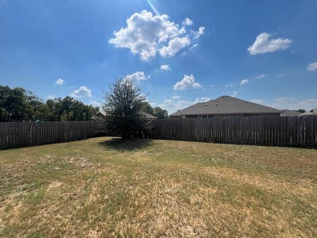 Building Photo - Charming home in Midway ISD.