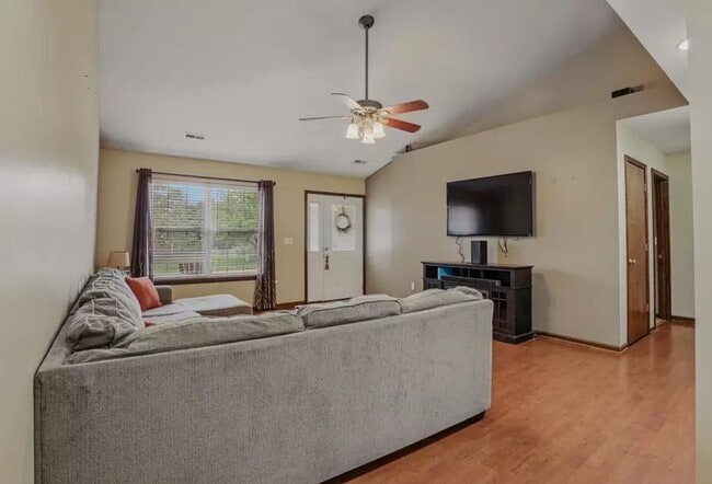 Building Photo - Nice 3 Bedroom 2 Bathroom House In Souther...